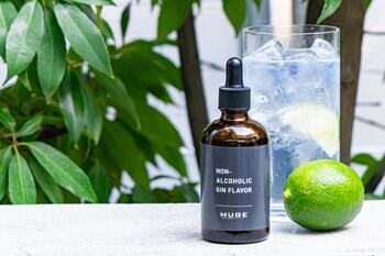 年末の歓談シーズンに向けた”新しい乾杯文化”を。HUGE×@aroma共同開発 「“飲める”アロマオイル 0％ジントニック」が12月5日より12店舗のレストランにて提供開始！