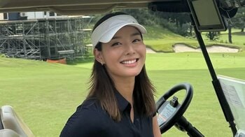 すみれ 美スタイル際立つミニ丈のゴルフウェア姿披露！カートに乗ってご機嫌な表情を見せるショットに「美脚」「似合う！」とファン絶賛