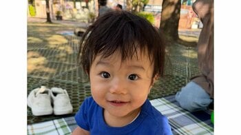 生後7ヵ月の男の子が“飛行機ポーズ”でパパに一直線！全身を使って一生懸命進む姿に「もらい泣き不可避」「癒されます」【激かわキッズ奇跡の瞬間】