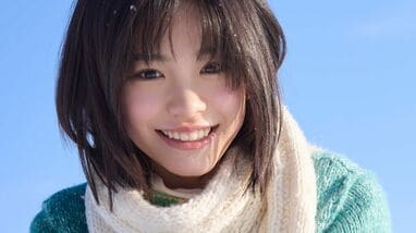 新カット解禁】當真あみ(18)1st写真集 待望の表紙は“制服ショット”！中