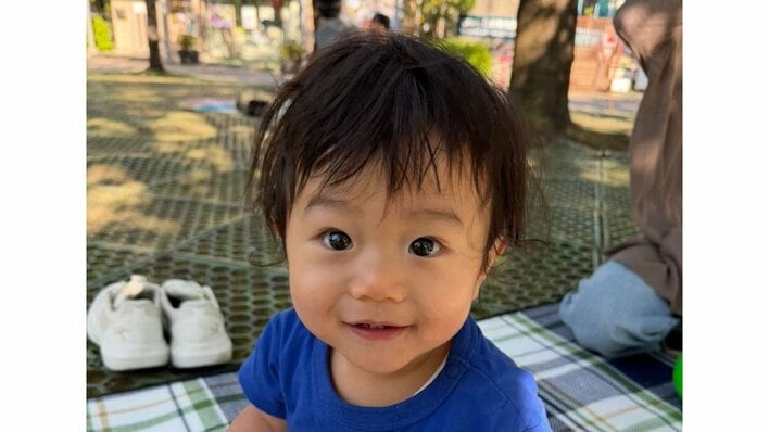 生後7ヵ月の男の子が“飛行機ポーズ”でパパに一直線！全身を使って一生懸命進む姿に「もらい泣き不可避」「癒されます」【激かわキッズ奇跡の瞬間】