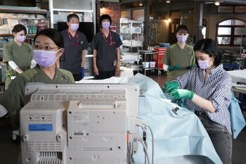 学会で朱羅（松本若菜）が不在の救急科！梵天（荒川良々）は患者を前にうろたえ…そこにナオミ（小雪）が現れる『Dr.アシュラ』第5話予告