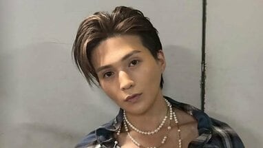 八木勇征 近距離自撮りショット公開！目をつぶりフーディーかぶった