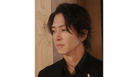 山下智久 “オーラ全開”で地下鉄に乗車する姿を公開！「遭遇してみたい」「山Pが乗ってたらビビる」ホームを颯爽と歩く姿にも注目