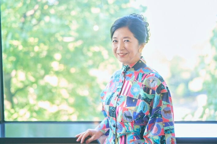 【写真】華やかなワンピース姿で笑顔を見せる宮崎美子の写真を見る