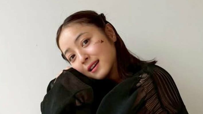 2児の母・佐々木希 ベッドの中から見つめる照れ笑いショット公開！透明感あふれる素顔に「ほんとに母なの？」「カメラマンの心臓が心配」