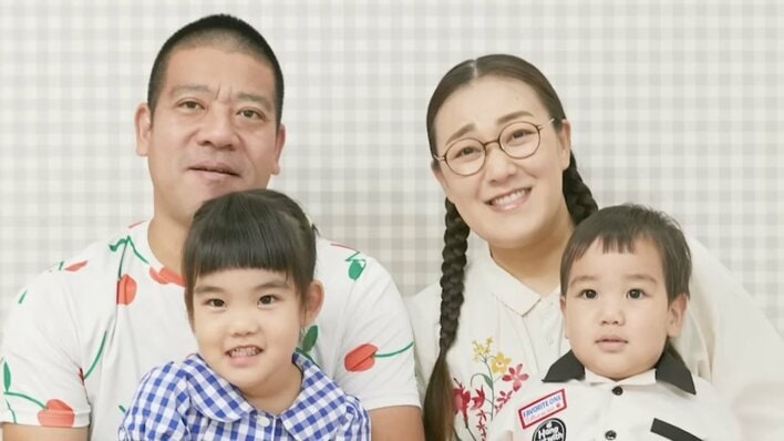 「可愛くお育ちに」たんぽぽ白鳥 4歳娘＆2歳息子の記念撮影で大人たちがバタバタ！？必死にあやして撮影したほっこり家族写真に「二人の成長が楽しみ」