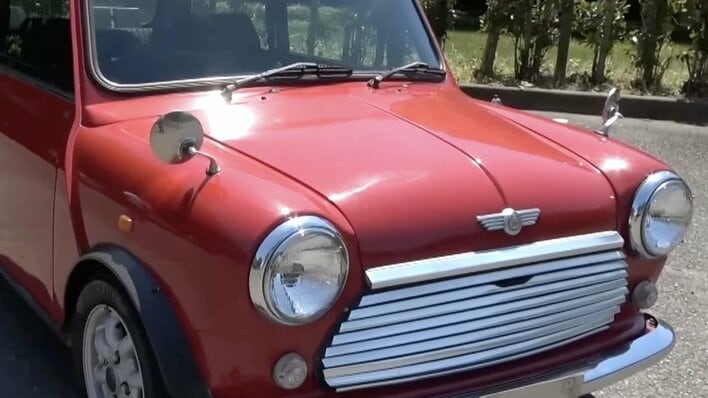 テリー伊藤 ”34年モノ”のレトロな車をお披露目！「おもちゃのような車」のコンパクトな見た目と“まるで新車”なシートに大興奮「レトロな雰囲気が良い」とファンも絶賛