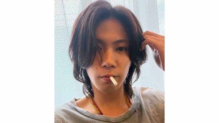 神宮寺勇太 ブルース・リーと並んでカンフー姿披露！香港で見せた真剣なまなざしのポージングに「コラボ素敵」「カッコよさが完全にバグってる」