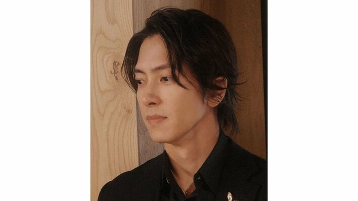 山下智久 “オーラ全開”で地下鉄に乗車する姿を公開！「遭遇してみたい」「山Pが乗ってたらビビる」ホームを颯爽と歩く姿にも注目