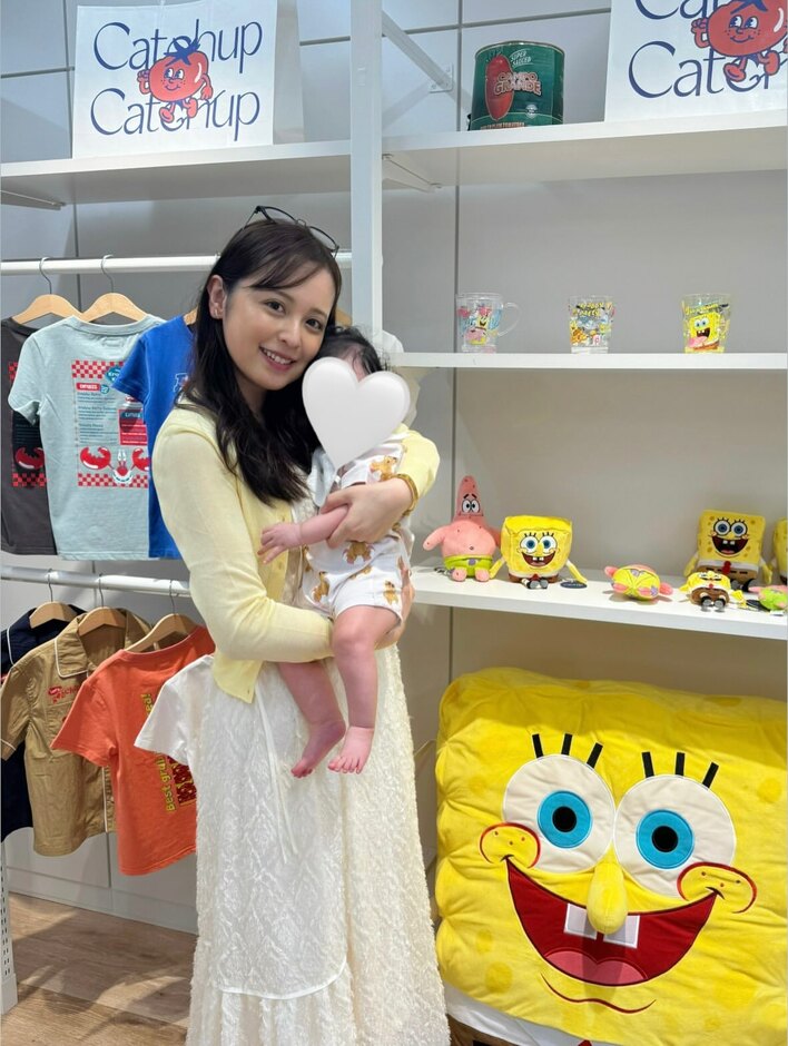 久慈暁子 生後4ヵ月長女がスポンジ・ボブに夢中！？な姿を公開！首を
