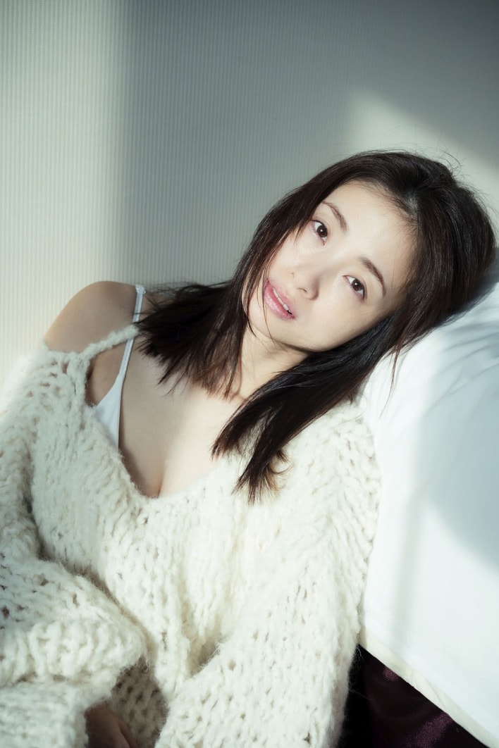 上戸彩 自然体あふれる姿を披露！話題の15年ぶり写真集から“一緒に散歩