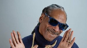 伝説的アーティストの五輪舞台でのプレー姿が話題！アメリカ愛炸裂のド派手コーデでの“にこやかゴシゴシ”ショットに反響「ウッソだろwww」「はちゃめちゃ」