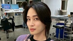 「色気が過ぎる」とファン悶絶！YouTuberから俳優に転身・カルマ アンニュイな表情や挑発的な視線の写真集アザーカットに「美術館に飾っていい？」