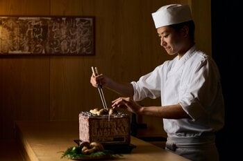【バンヤンツリー・東山 京都】ミシュラン掲載店「日本料理 杦 SEN」のカウンター越しの美食体験をより多くの方へ―「りょうぜん 杦 別邸」10月1日より週6日営業へ拡大