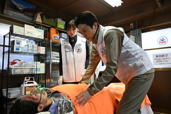 歩（杉野遥亮）は登山中に滑落した母親とその息子を救助するが、母親の容態が急変し…『マウンテンドクター』第2話予告