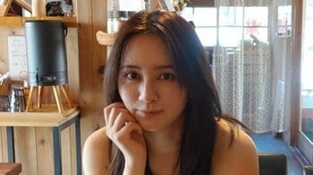1児の母・岡田結実「なぜ子どものお尻ふきが…」ソファでの寝落ち姿を公開！育児＆仕事に奮闘する瞬間をおさめた写真に「たくさん頑張ってる」