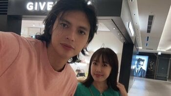 川崎希 生後2ヵ月次女と高級ブランドへお出かけショット披露！「体重が増えてきた」抱き上げ成長感じる様子も