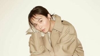 「美のかたまり」比嘉愛未 背中見せドレス姿が“まるで彫刻”！澄んだ瞳のアップ写真や美脚ショットに「永遠に見入ってしまう」