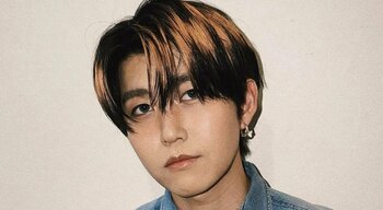 ミセス・若井滉斗 「世界一似合う」ネクタイ＆シャツのデニムコーデ披露！舌ペロッのクールなショットに「破壊力えぐい」とファンもん絶