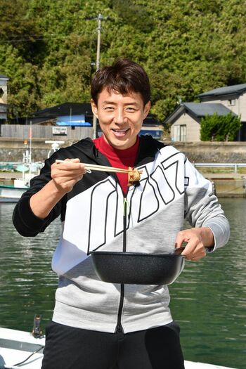 松岡修造、釣りたてのイカで作った「バターしょうゆ焼き」に目を細めて「イガった！」