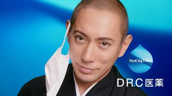 マスクの新CMで市川海老蔵、娘のぼたんちゃん、息子の勸玄くんの親子3人が初共演