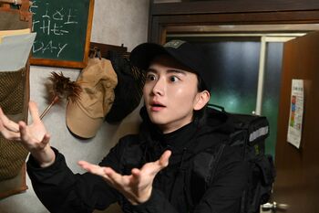 板垣李光人が“山田”として登場！「犬と猫、どっち派ですか？」