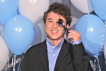 ムロツヨシ 役者人生25年目の 初主演映画に、調子にのって（？）サングラスで登場！
