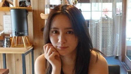 1児の母・岡田結実「なぜ子どものお尻ふきが…」ソファでの寝落ち姿を公開！育児＆仕事に奮闘する瞬間をおさめた写真に「たくさん頑張ってる」