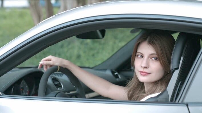 【画像14枚】「即決しました」マギーが愛車の高級スポーツカー披露！かっこいい外装&内装を見る