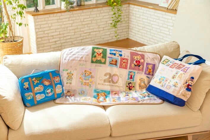【画像26枚】ダッフィー 復刻のぬいぐるみバッジ＆20周年の歴史が詰まったポストカードやフィギュアなどスペシャルグッズを見る