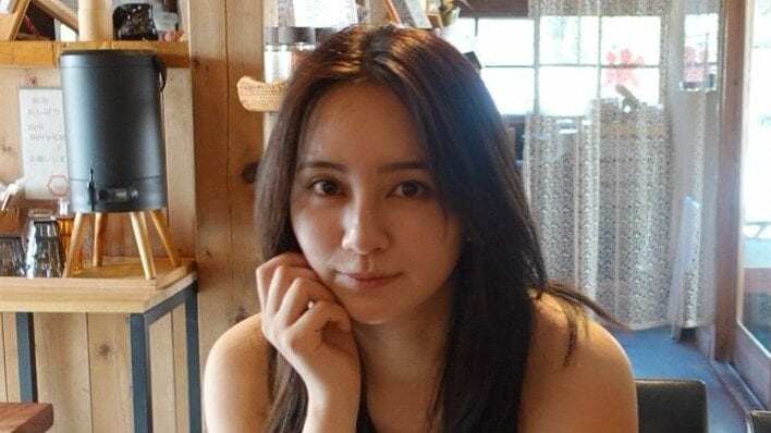 1児の母・岡田結実「なぜ子どものお尻ふきが…」ソファでの寝落ち姿を公開！育児＆仕事に奮闘する瞬間をおさめた写真に「たくさん頑張ってる」