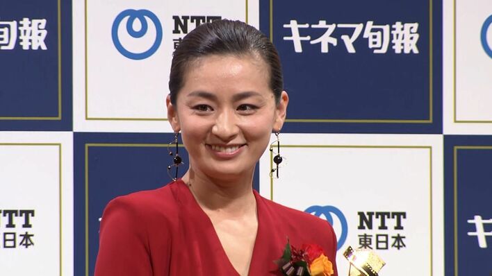 尾野真千子が「親子」で受賞!キネマ旬報ベスト・テン表彰式で見せた“母の顔”
