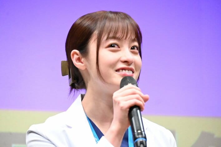 【写真】集まった観客から歓声を浴びる橋本環奈＆INI・許豊凡の写真を見る