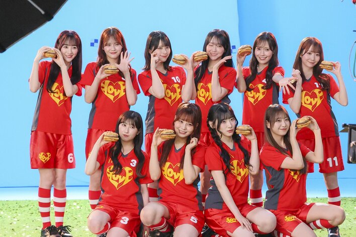 LOVE「夢が叶った」マクドナルドと初コラボ！限定サッカーユニホーム姿