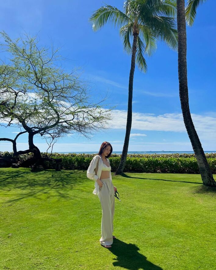 Z世代のカリスマ・ミチ ハワイで水着ショット公開！海でのスタイル抜群