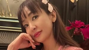 神田うの ハワイの超豪華老舗ステーキハウスを優雅に堪能する姿を披露！クリスマスを前に気品さ溢れるピンクコーデで家族との幸せなディナー空間に“リピ確定”