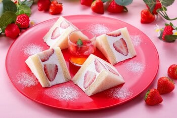 “頬張る度に幸福度が増す”ストロベリーサンドが今年も登場！