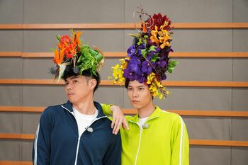 萩原利久 頭上にそびえる“花のタワー”に込められた意味とは？世界的アーティストと花結い＆「MAGAドンキ」で人生初アルバイト体験も