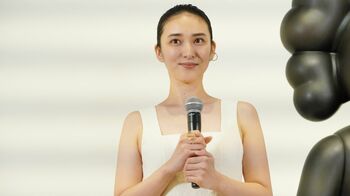 旅先でも美術館へ！アート好きの武井咲が KAWSの展覧会をアピール 「年齢問わず親しみやすい」