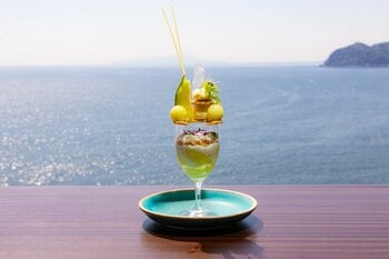 ホテルニューアカオ　海と空の絶景を背景に、旬のマスクメロンを楽しむご褒美パフェが新登場