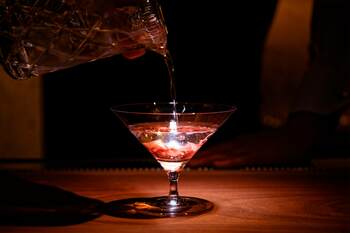 一石三鳥グループ初のバー「Mixology Station 舶来 」11月1日開店