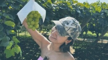 みちょぱ＆大倉士門 仲良し肩車ショットを披露！すっぴんでシャインマスカット狩りを満喫「幸せもらいました」「すごく素敵」