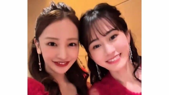 前田敦子＆板野友美 ディナーライブのオフショット公開！仲良く談笑する姿やステージ裏で顔を寄せ合う姿に「あつともサイコー！」