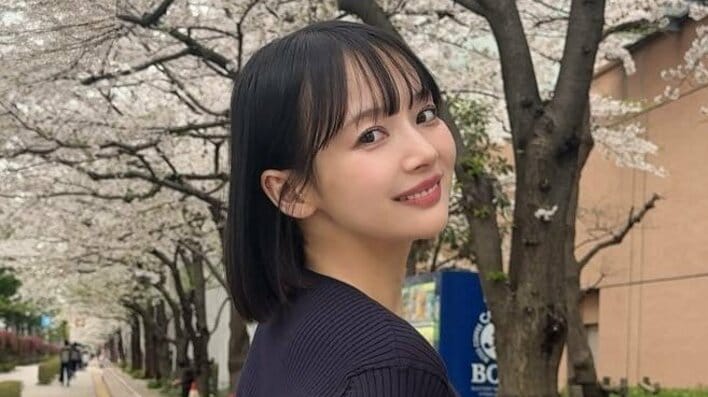 【画像4枚】「女神」岡田紗佳 肩だしワンピース姿で桜花賞的中を報告！風になびきながらたたずむ絵になるショットを見る