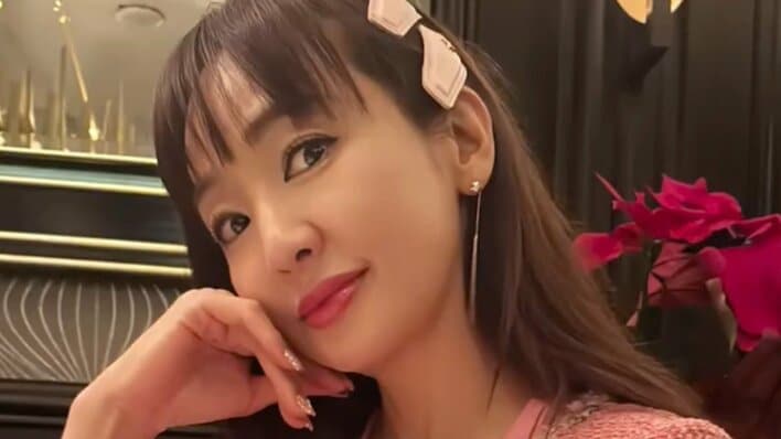 神田うの ハワイの超豪華老舗ステーキハウスを優雅に堪能する姿を披露！クリスマスを前に気品さ溢れるピンクコーデで家族との幸せなディナー空間に“リピ確定”