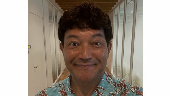 【画像3枚】山口智充 憧れの“白髪リーゼント”姿を披露！黒髪ヘアとのギャップ際立つダンディなヘアスタイルを見る