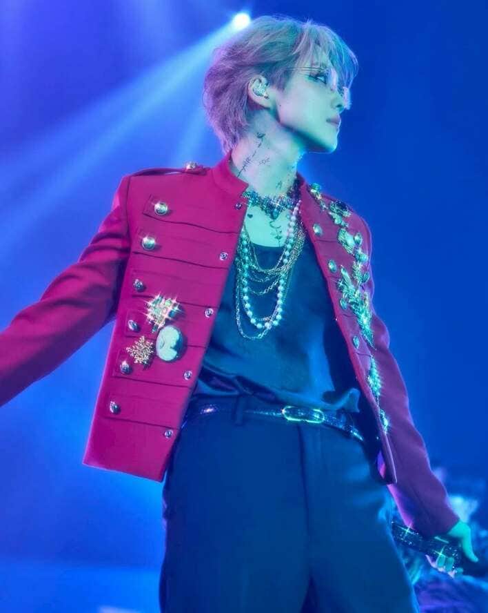 吉野北人 タトゥーシールの上裸姿を披露！キラキラと輝く“王子様