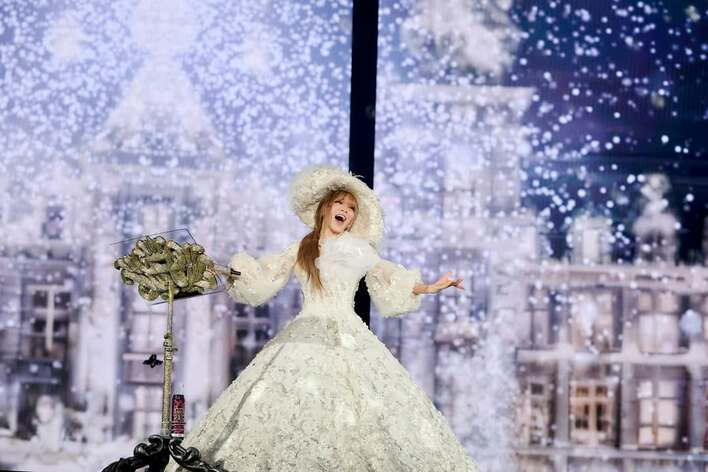 浜崎あゆみ 「大号泣すぎた」年越しライブショット披露！華麗な純白