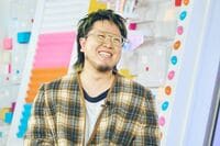 こっちのけんと “緑髪の赤ちゃん”抱いたショットで30歳誕生日を報告！「びっくりした」優しくほほ笑みながら見つめる表情に「幸せそう」